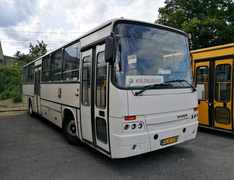 Autobus Ikarus 263 oddychuje na stanici v Sátoraljaújhely